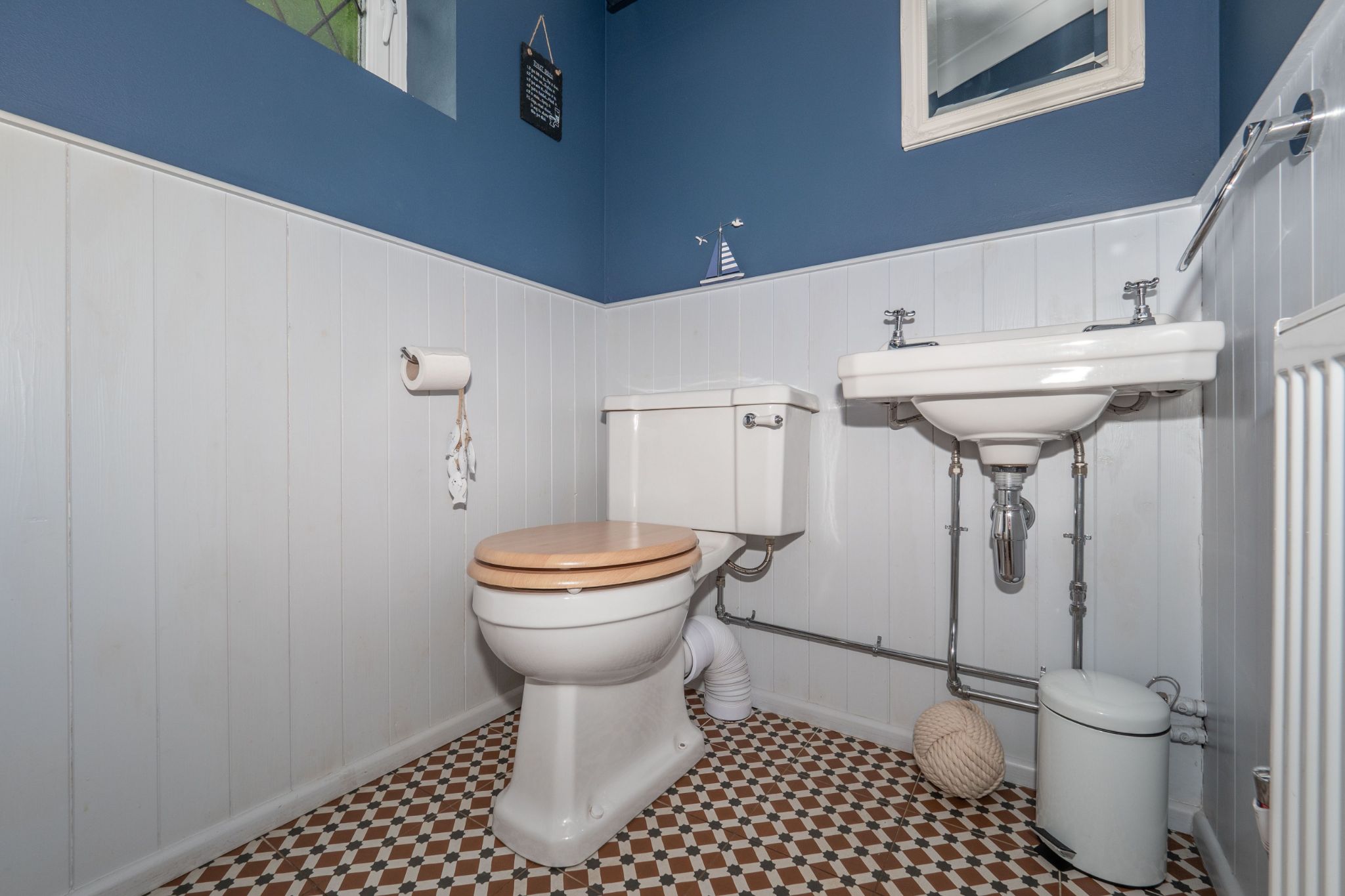 4 bedroom detached house For Sale Alcester - Photograph 11