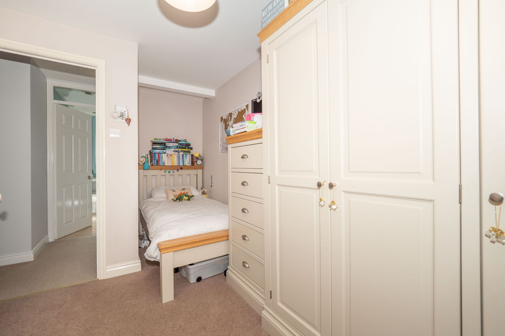 4 bedroom detached house For Sale Alcester - Photograph 17