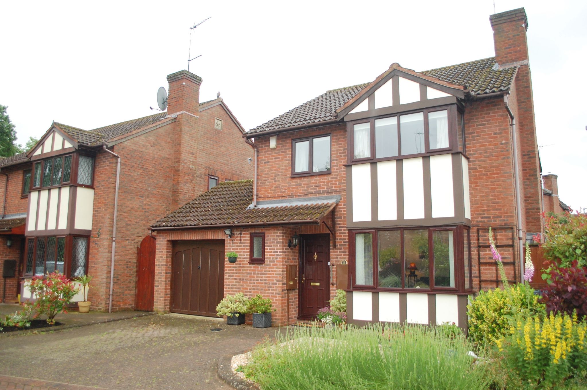 4 bedroom detached house For Sale Alcester - Photograph 1