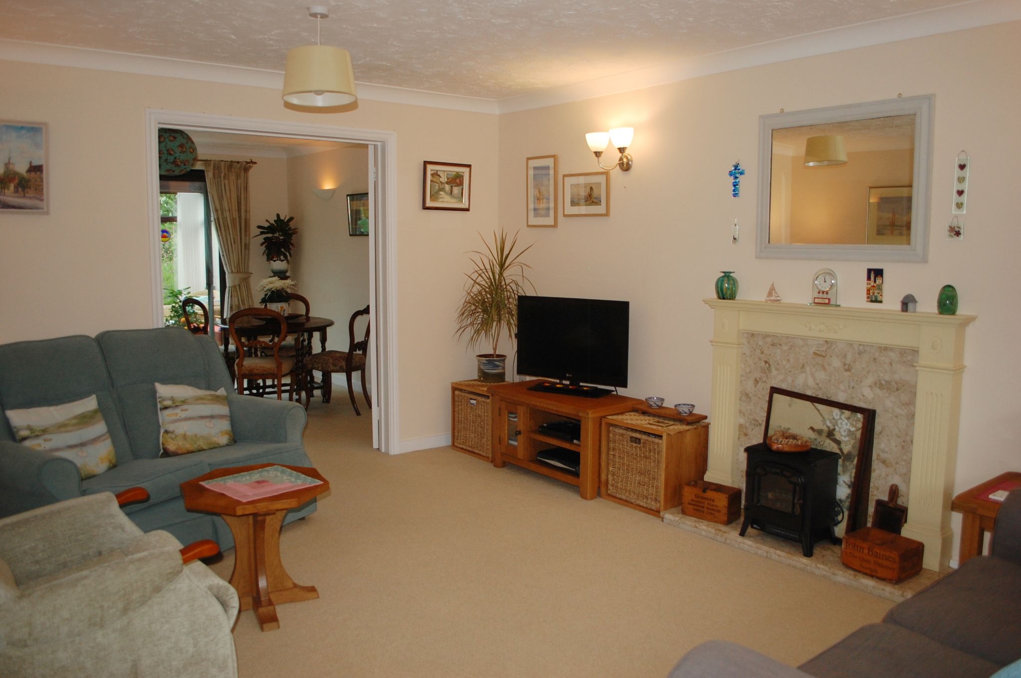 4 bedroom detached house For Sale Alcester - Photograph 2