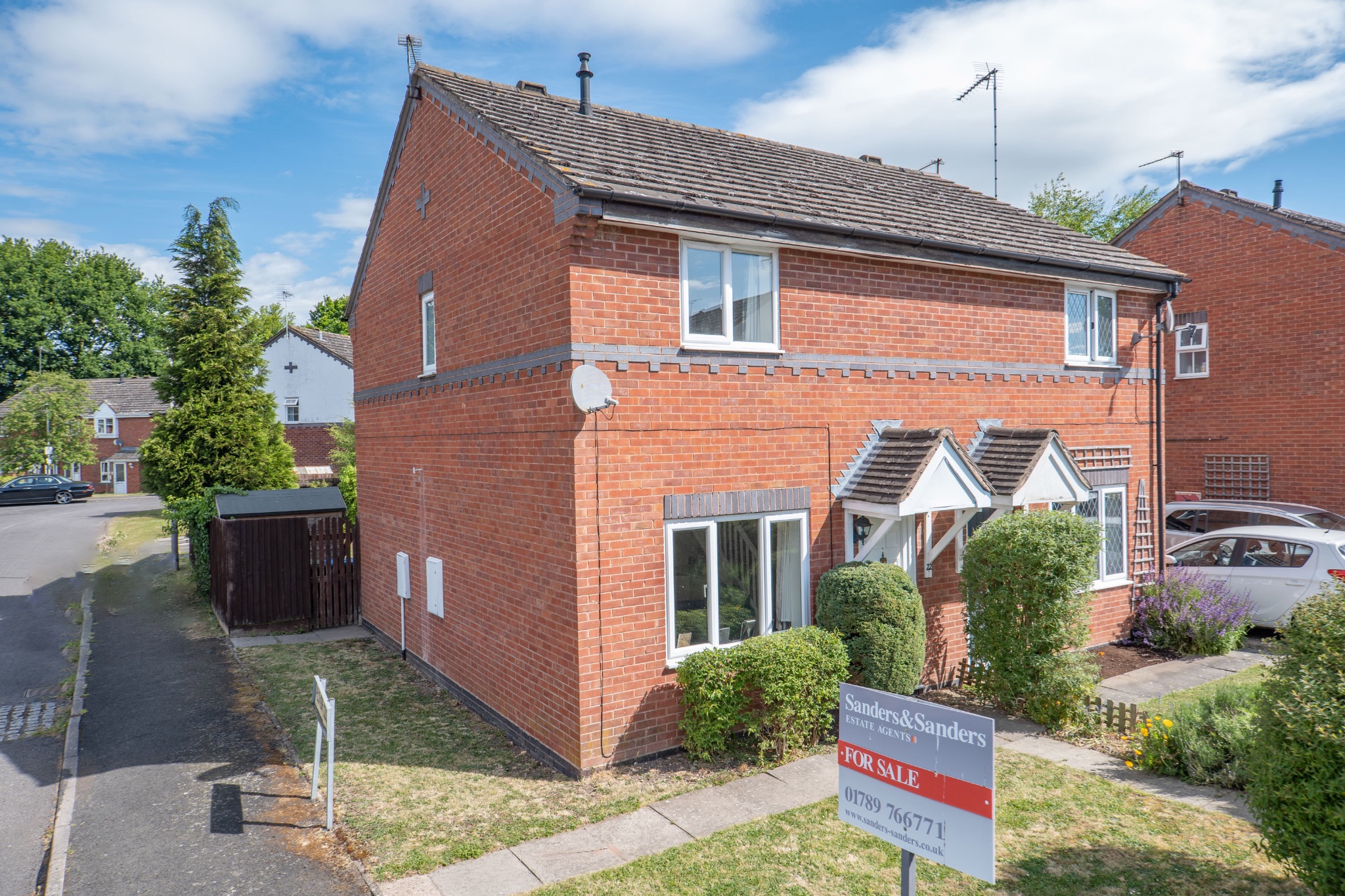 3 bedroom semi-detached house For Sale Alcester - Photograph 1