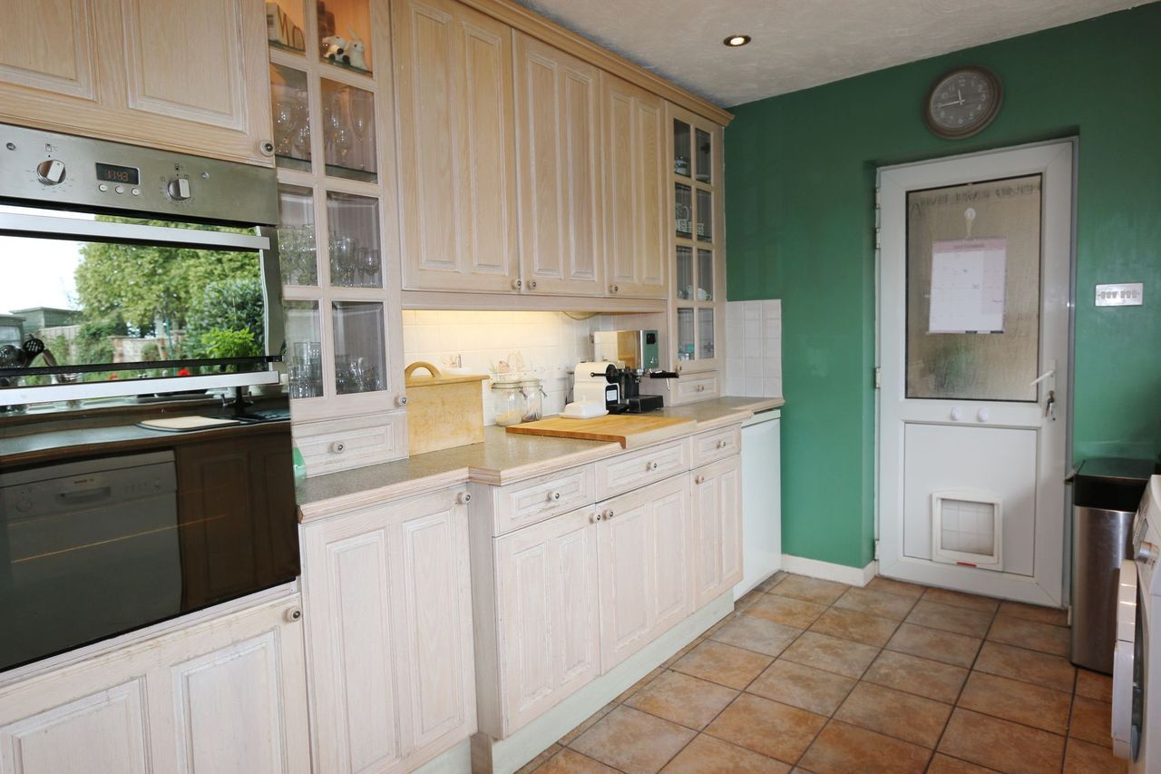 4 bedroom detached house For Sale Alcester - Photograph 13