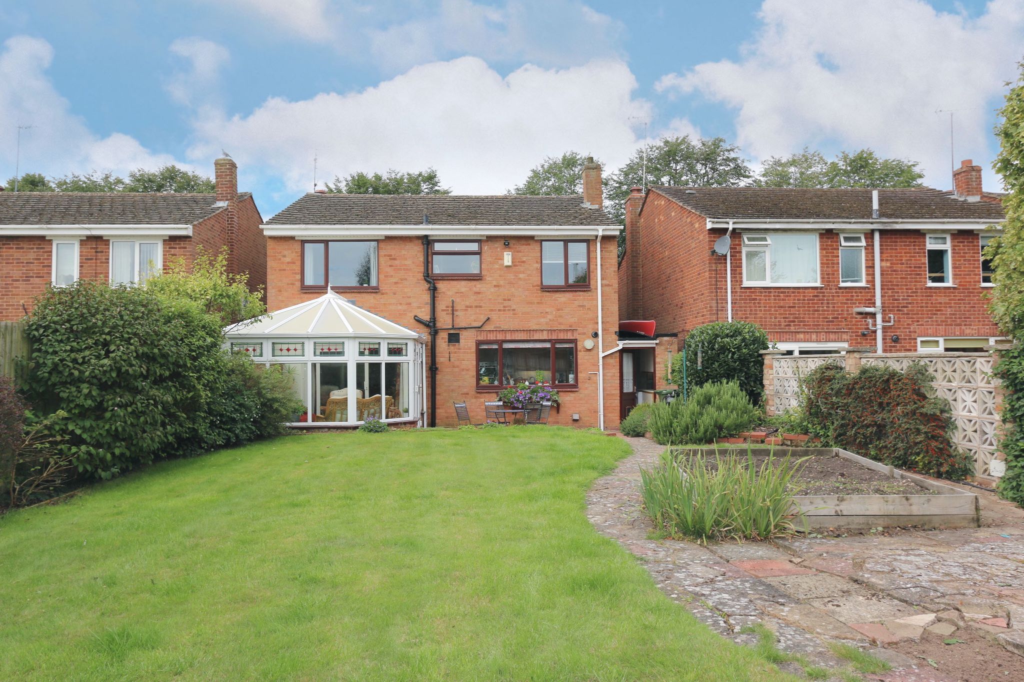 4 bedroom detached house For Sale Alcester - Photograph 8
