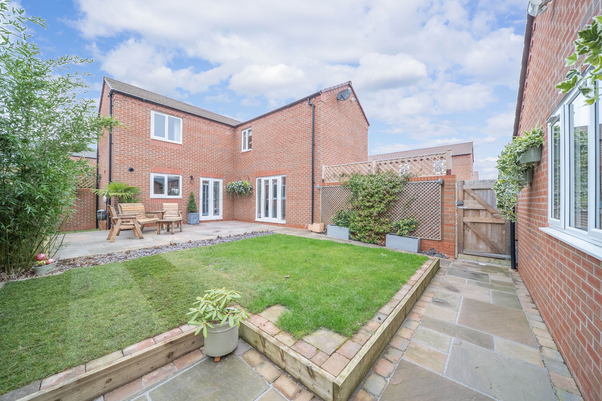3 bedroom detached house SSTC in Bidford On Avon, Alcester - Photograph 2