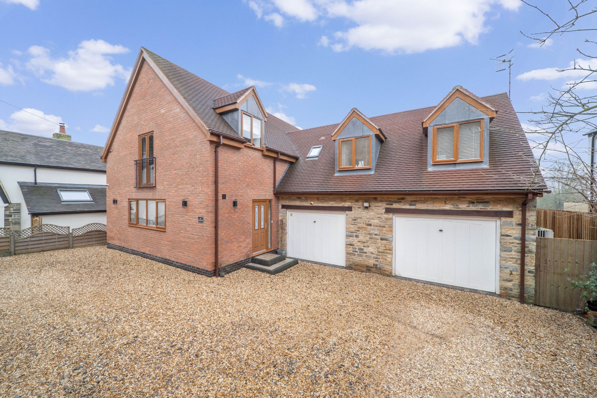 4 bedroom detached house For Sale in Broom, Bidford On Avon, Alcester - Photograph 1