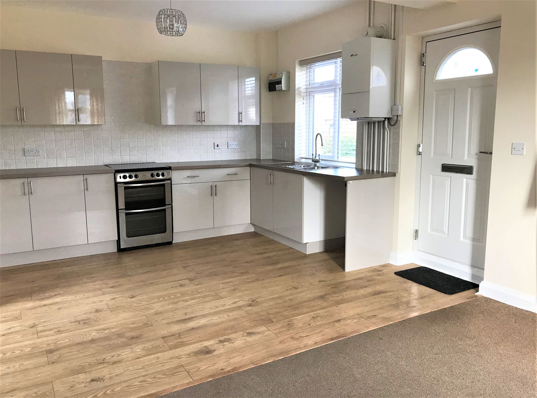 3 bedroom detached house To Let Alcester - Photograph 4