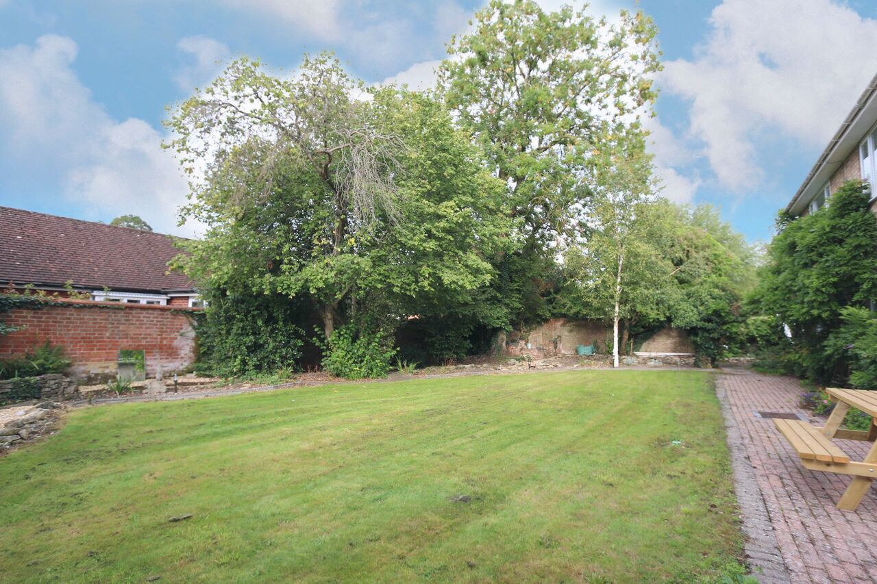 4 bedroom detached house SSTC Alcester - Photograph 2