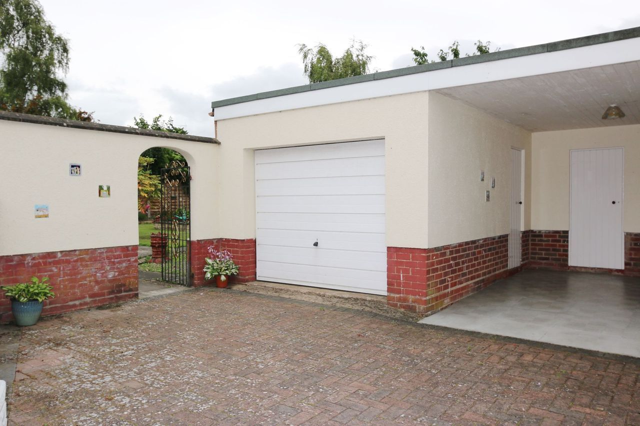 4 bedroom detached house For Sale Alcester - Photograph 20