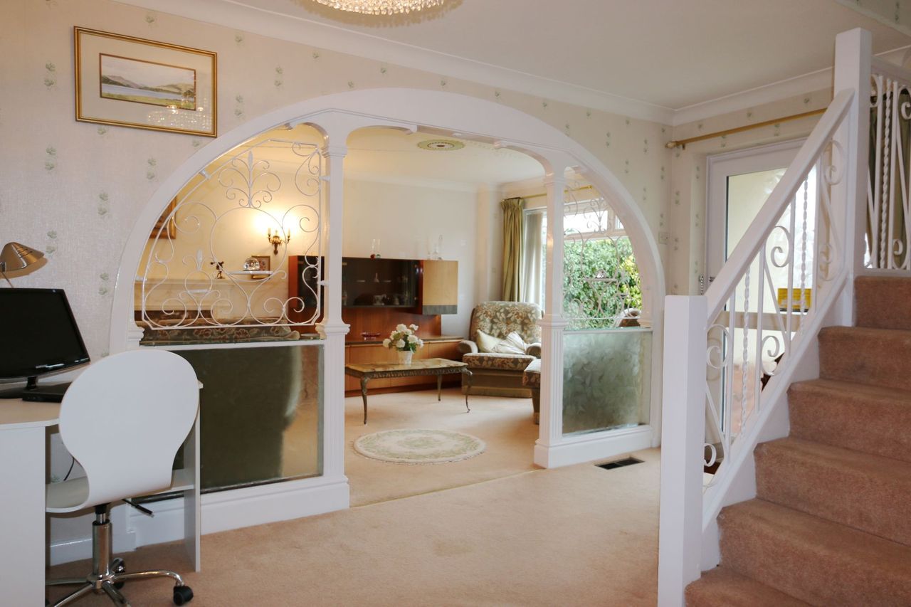 4 bedroom detached house For Sale Alcester - Photograph 4