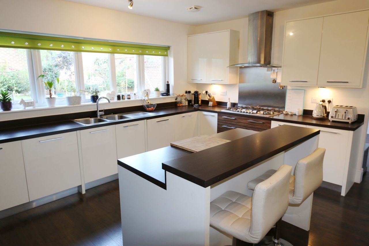4 bedroom detached house For Sale Alcester - Photograph 4