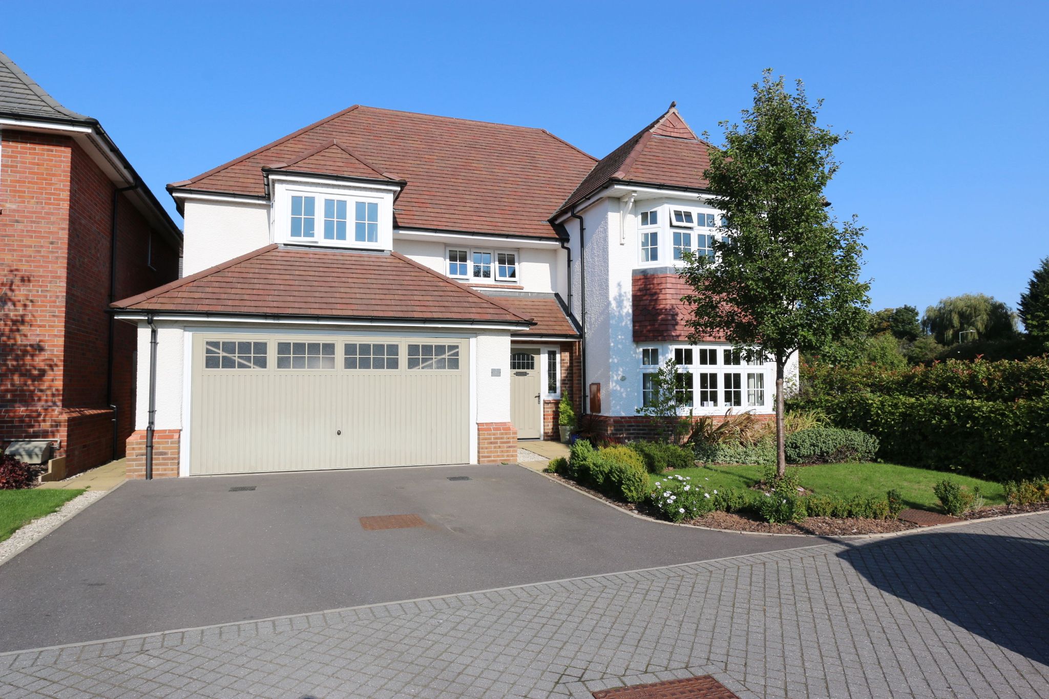 4 bedroom detached house For Sale Alcester - Photograph 1