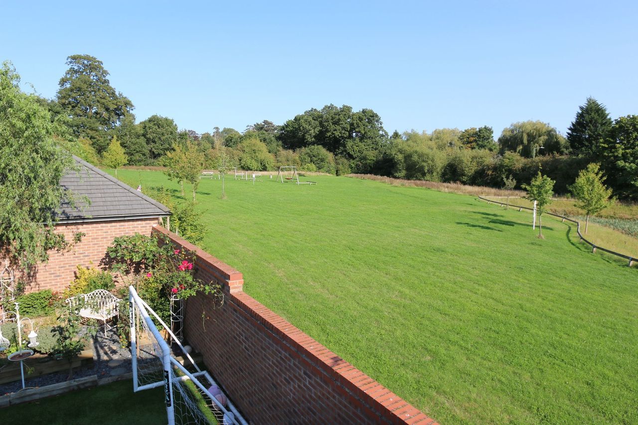 4 bedroom detached house For Sale Alcester - Photograph 2