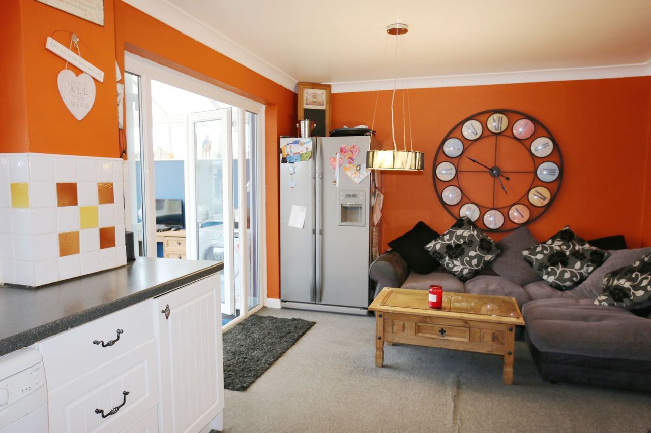 3 bedroom mid terraced house SSTC Alcester - Photograph 6