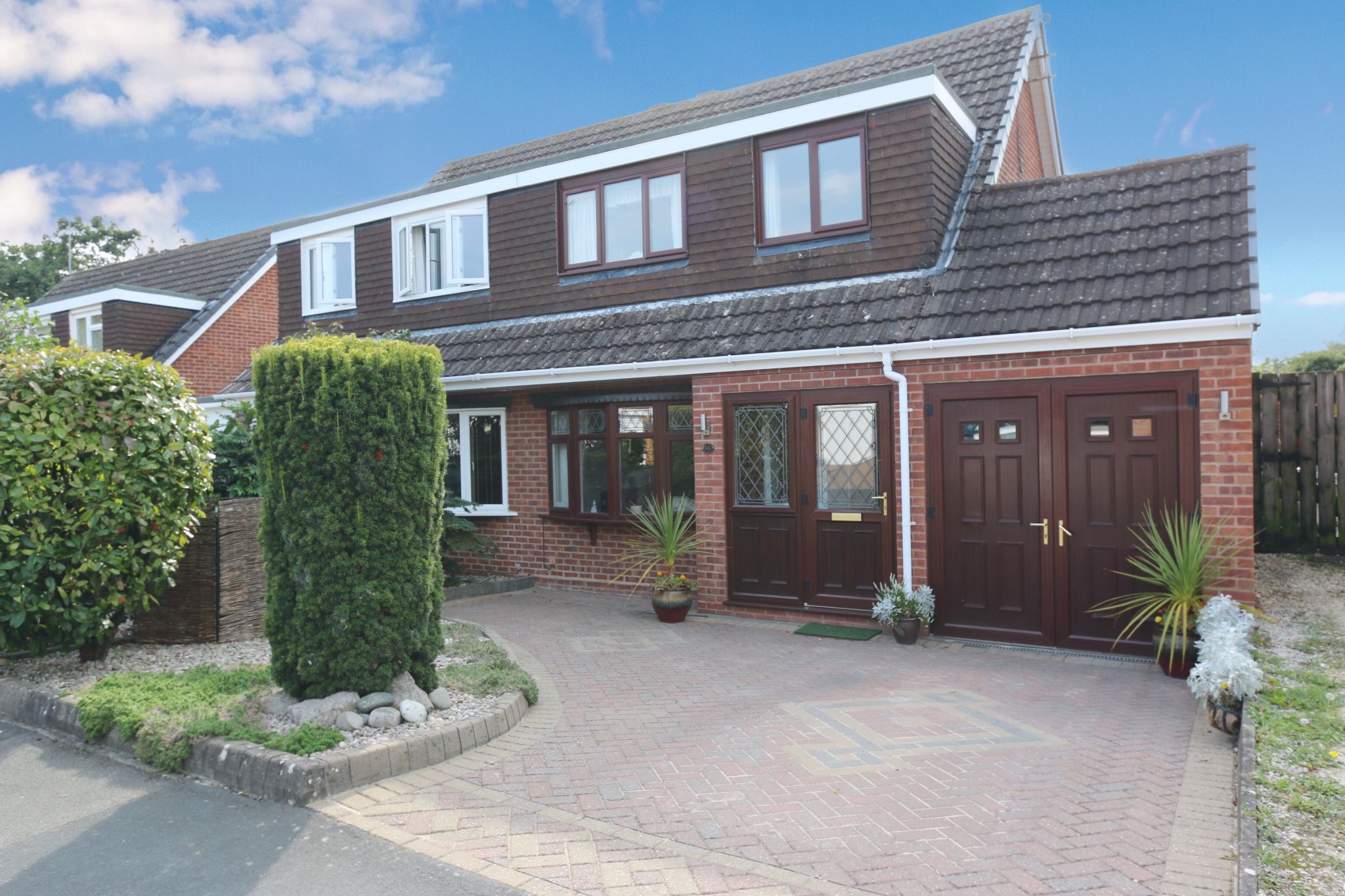 3 bedroom semi-detached house For Sale Alcester - Photograph 1