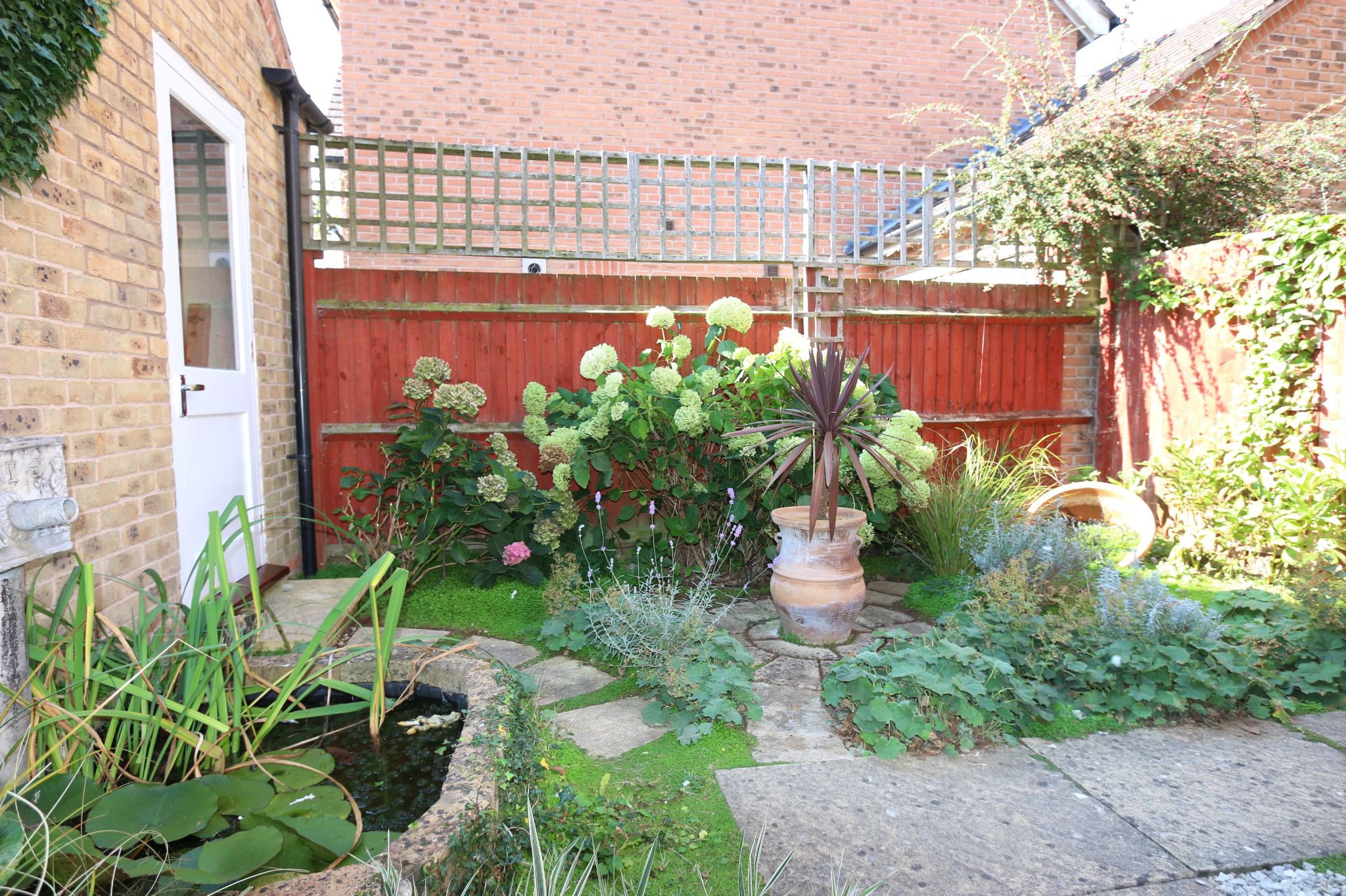 4 bedroom detached house SSTC in Bidford-on-avon, Alcester - Photograph 24