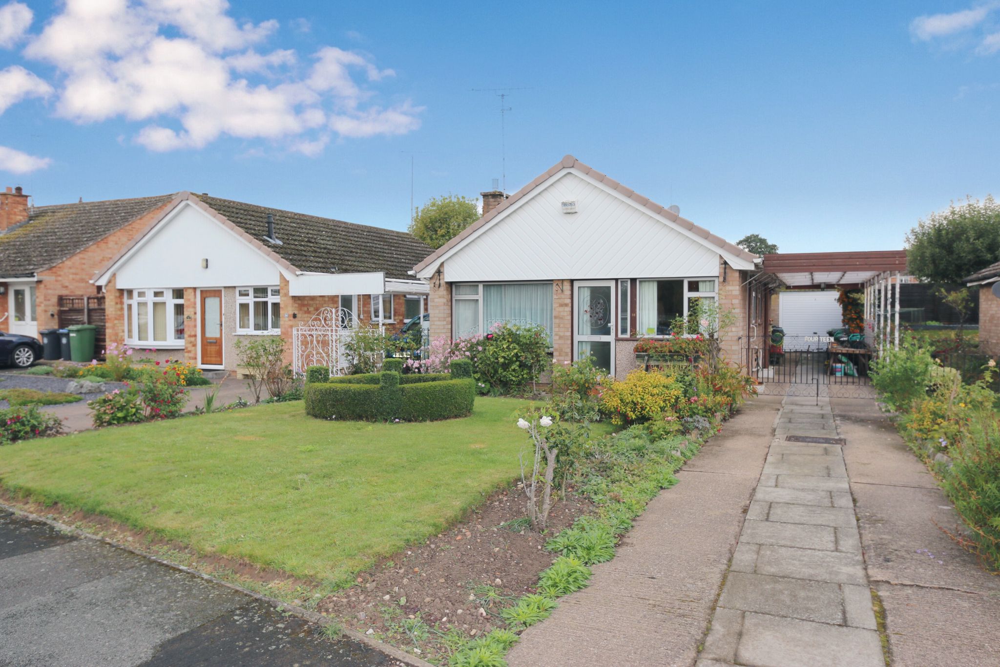 2 bedroom detached bungalow For Sale Alcester - Photograph 1