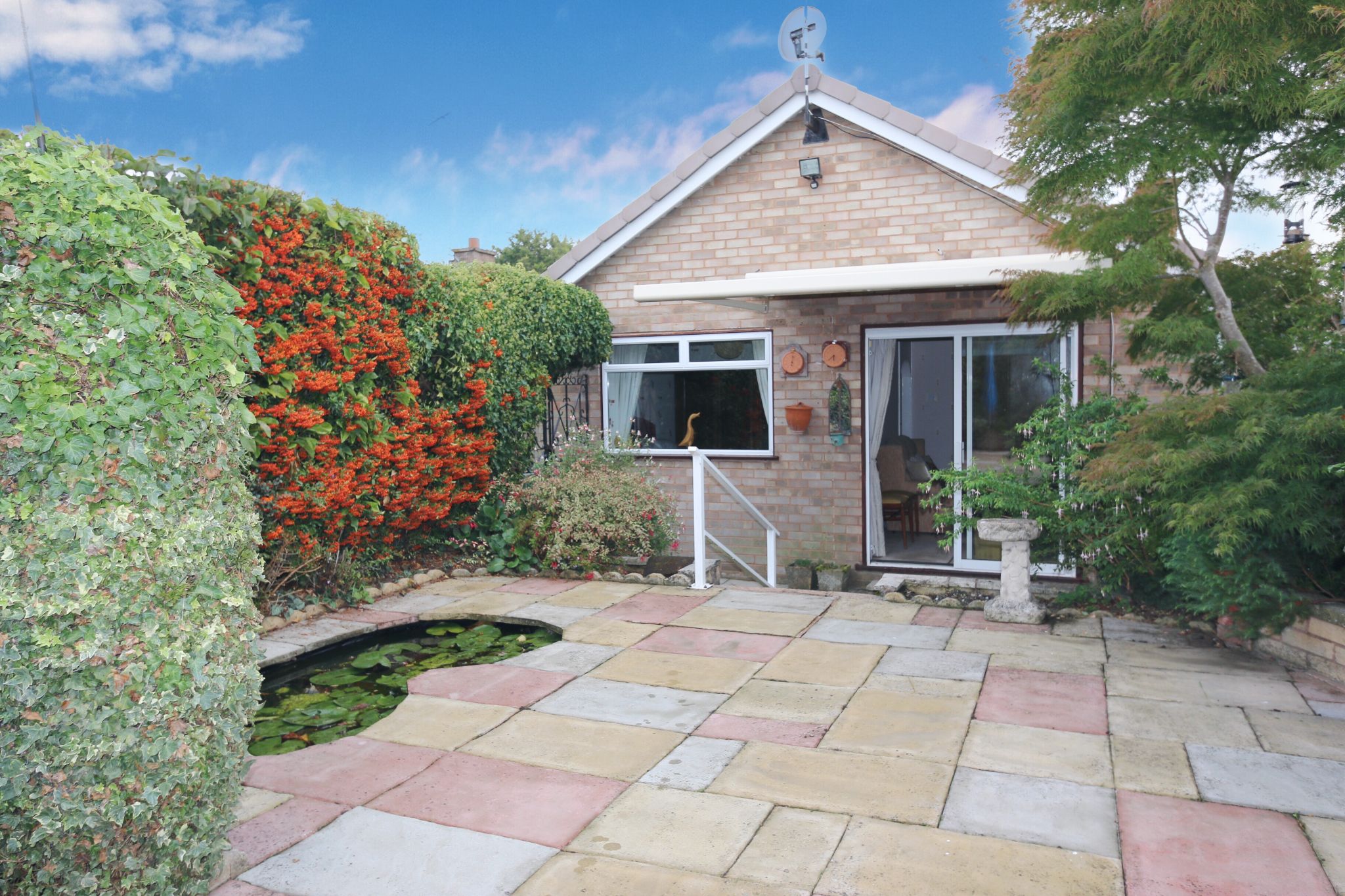 2 bedroom detached bungalow SSTC Alcester - Photograph 3