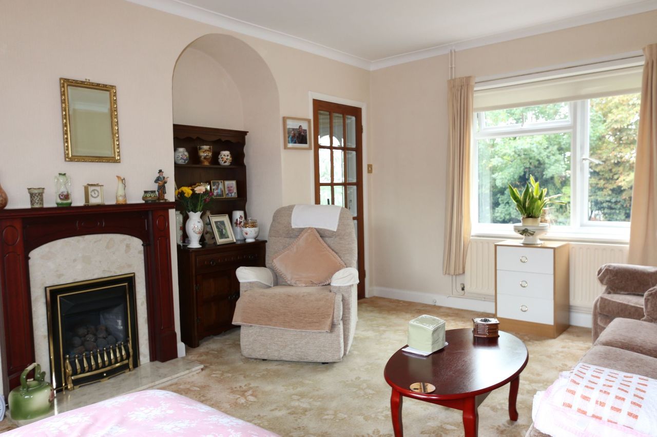 3 bedroom semi-detached house For Sale Alcester - Photograph 3