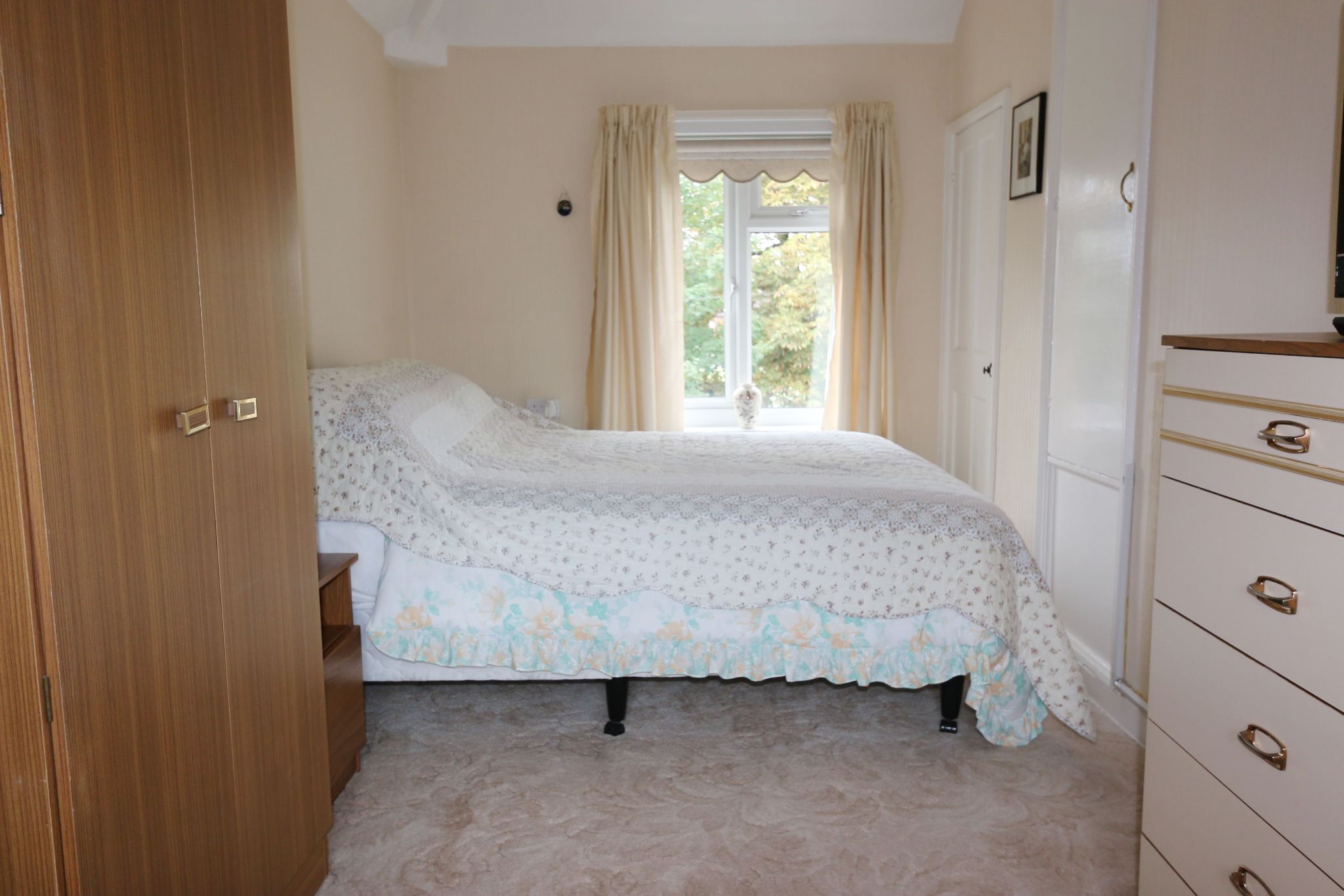 3 bedroom semi-detached house For Sale Alcester - Photograph 6