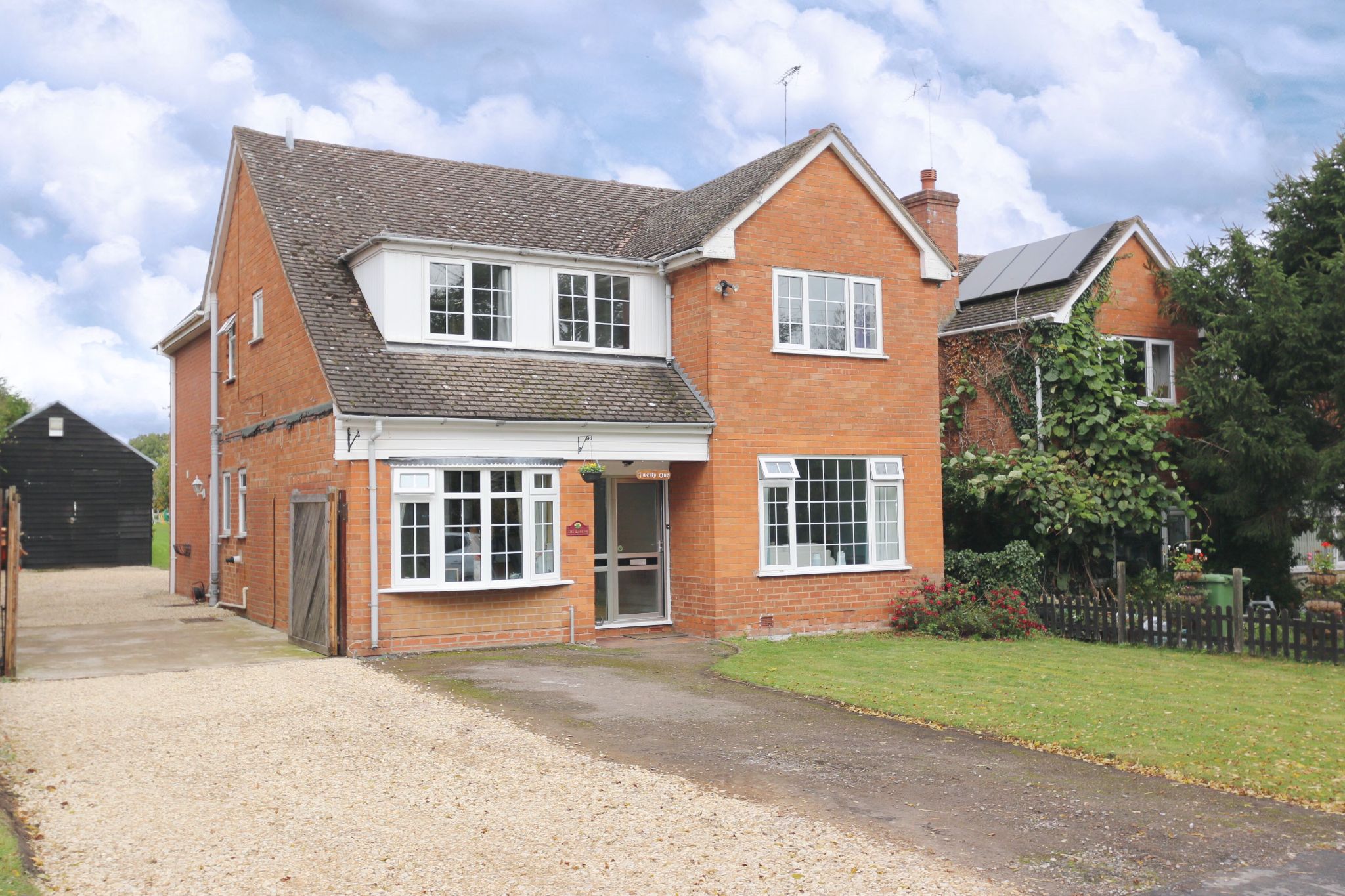 5 bedroom detached house For Sale in Kings Coughton, Alcester - Photograph 1