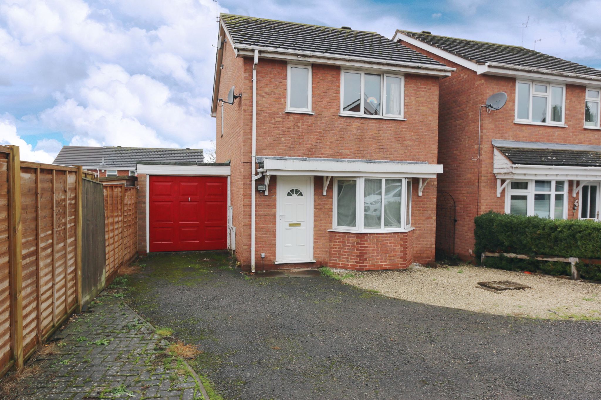 3 bedroom detached house SSTC in Bidford-on-avon, Alcester - Photograph 7