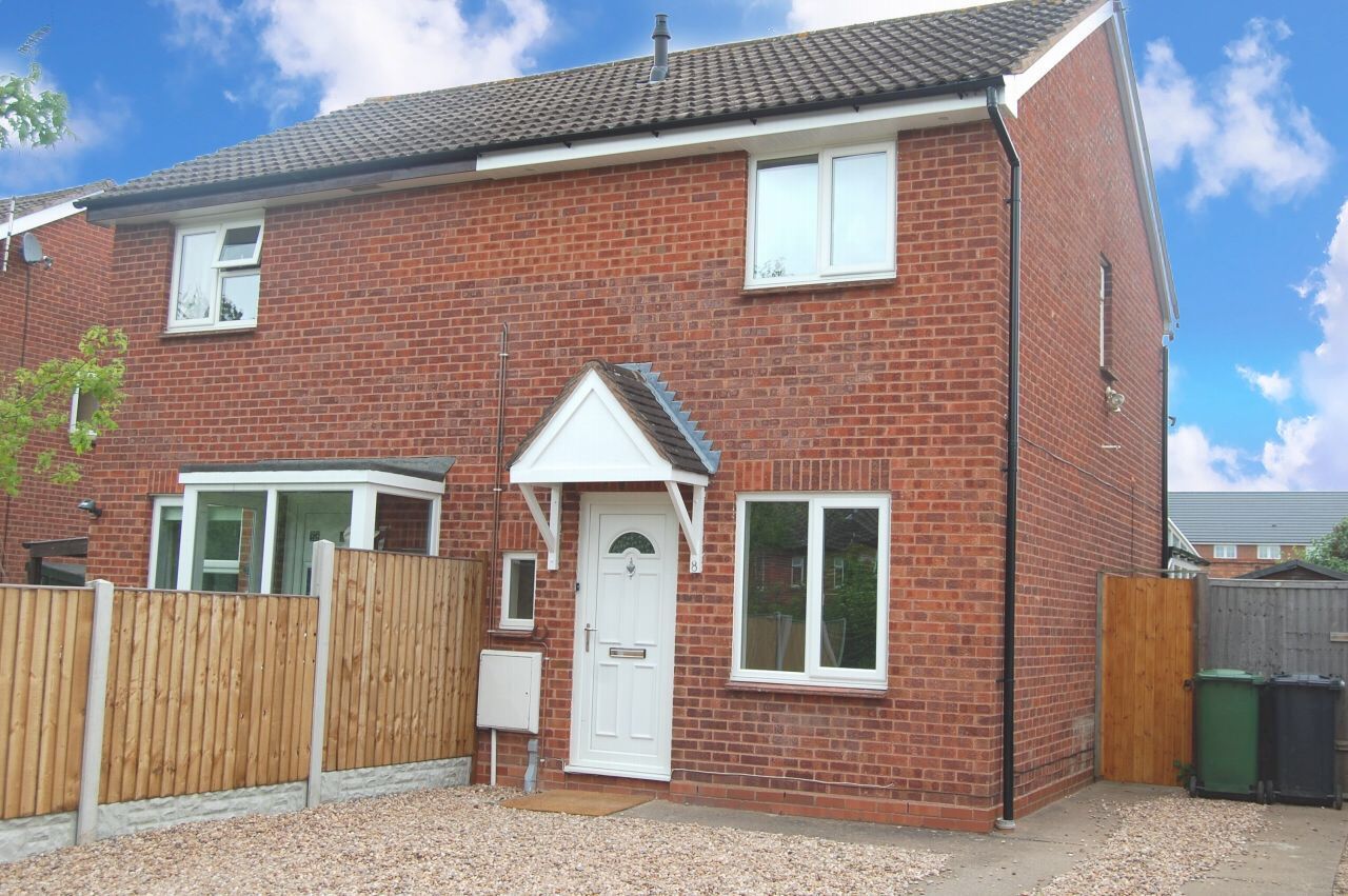 2 bedroom semi-detached house For Sale Alcester - Photograph 1