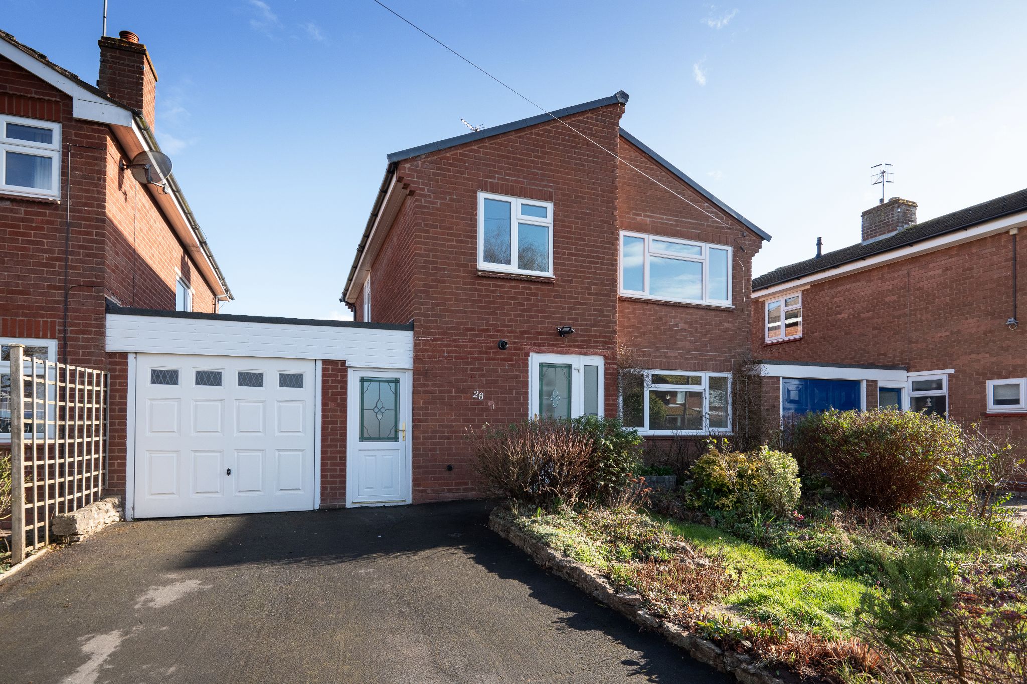 3 bedroom link detached house For Sale Alcester - Photograph 1
