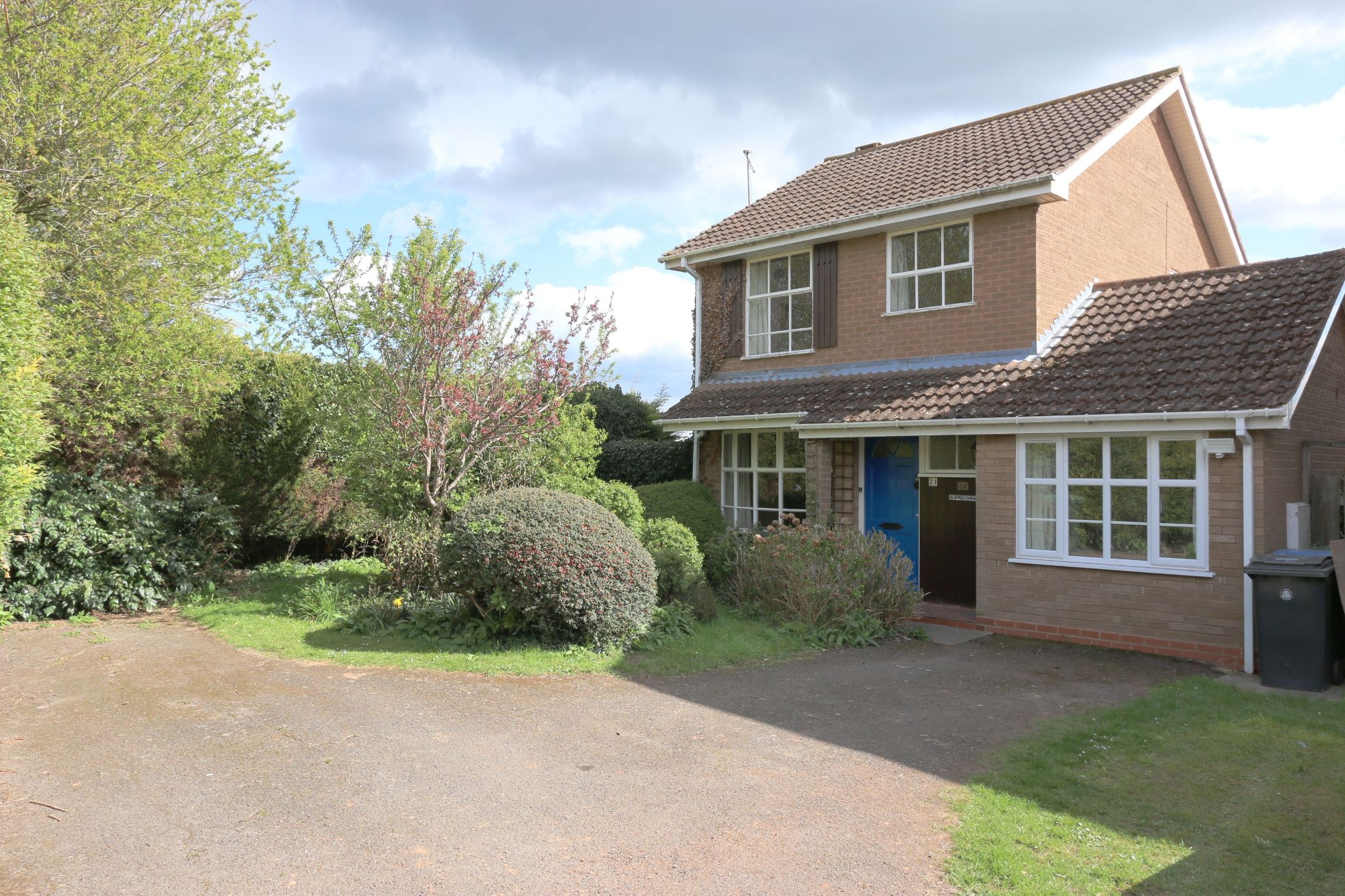 4 bedroom detached house SSTC in Bidford-on-avon, Alcester - Photograph 1