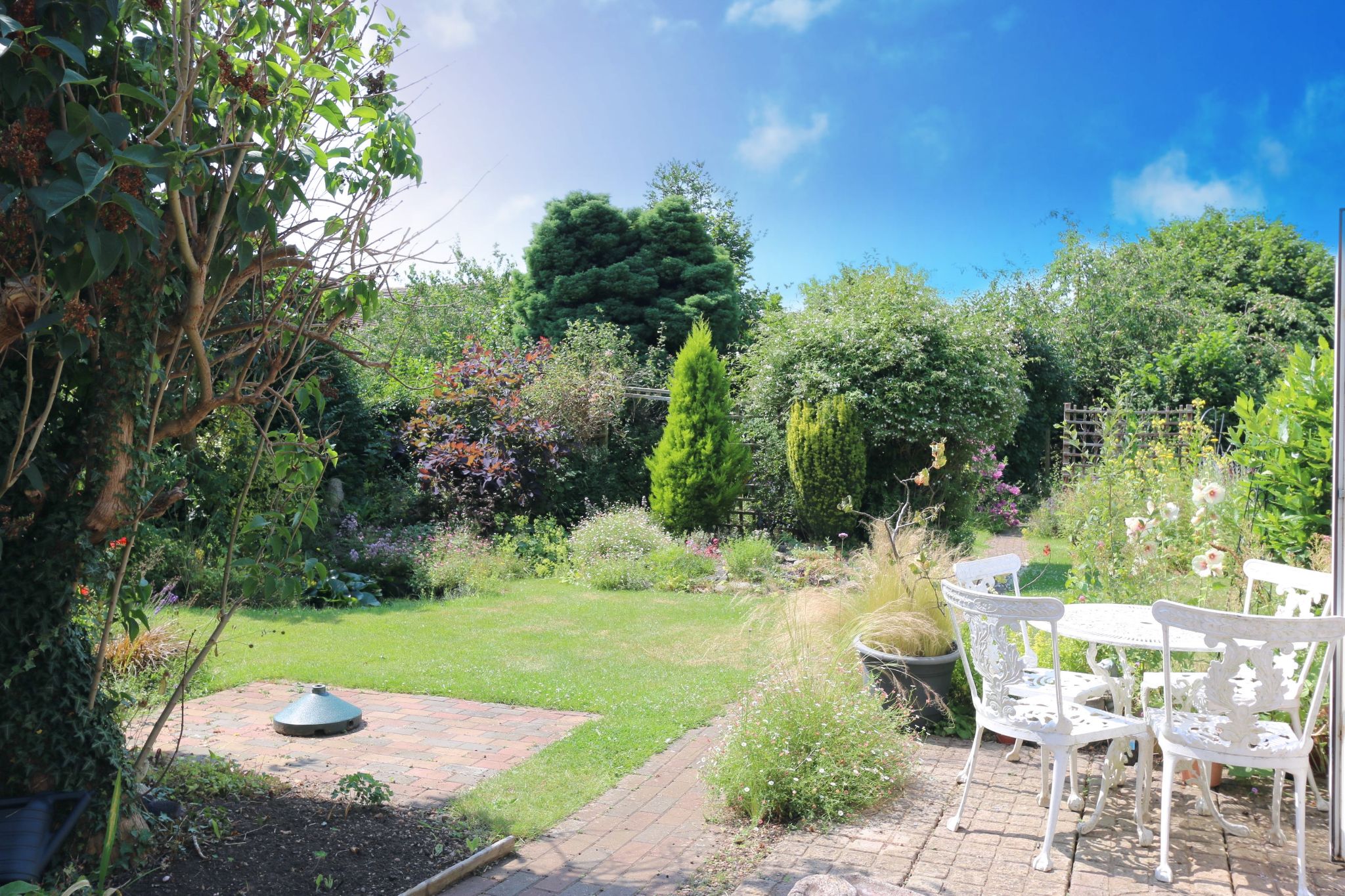 3 bedroom detached house SSTC in Bidford-on-avon, Alcester - Photograph 2