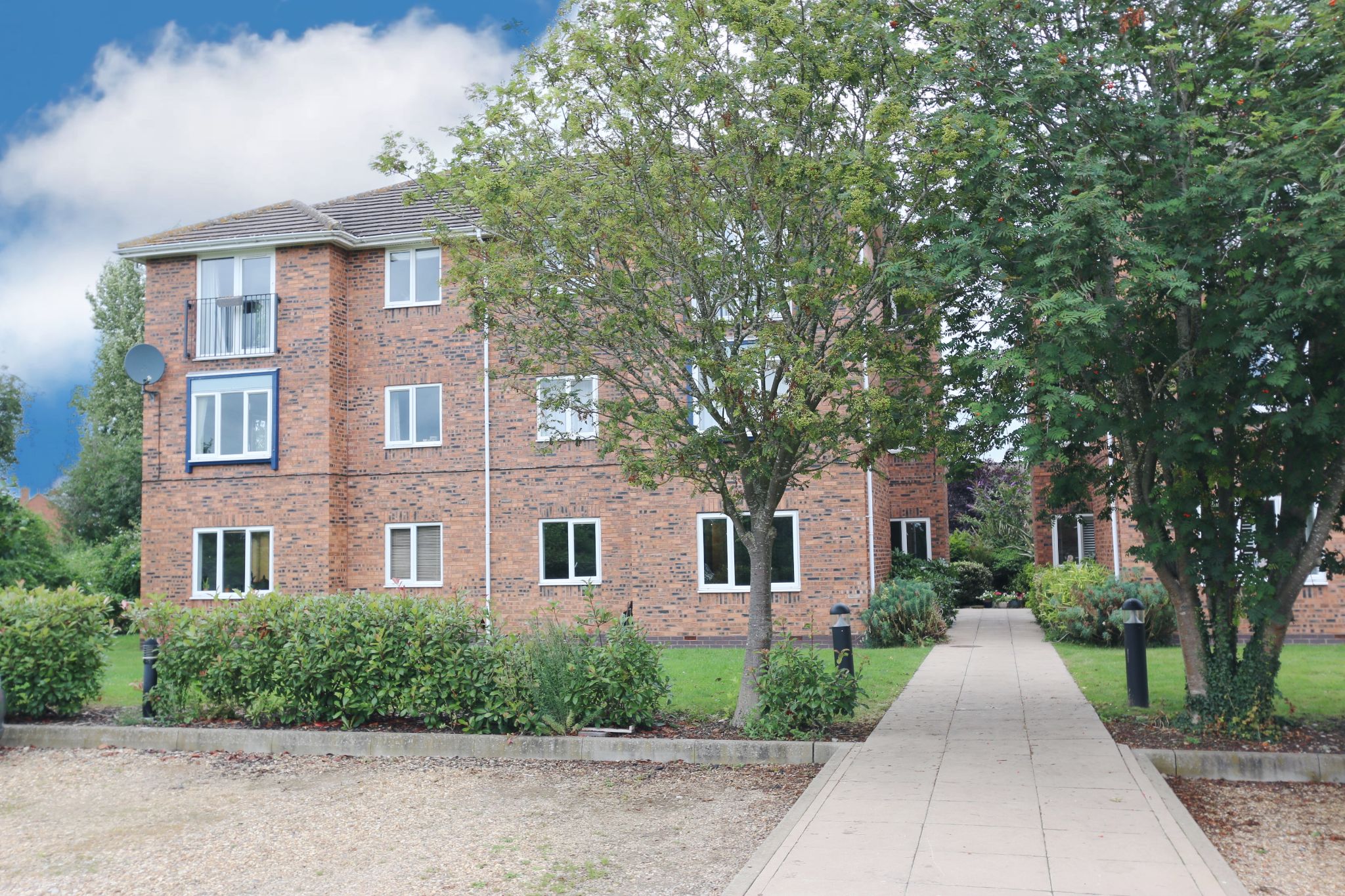 2 bedroom ground floor flat/apartment SSTC Alcester - Photograph 1