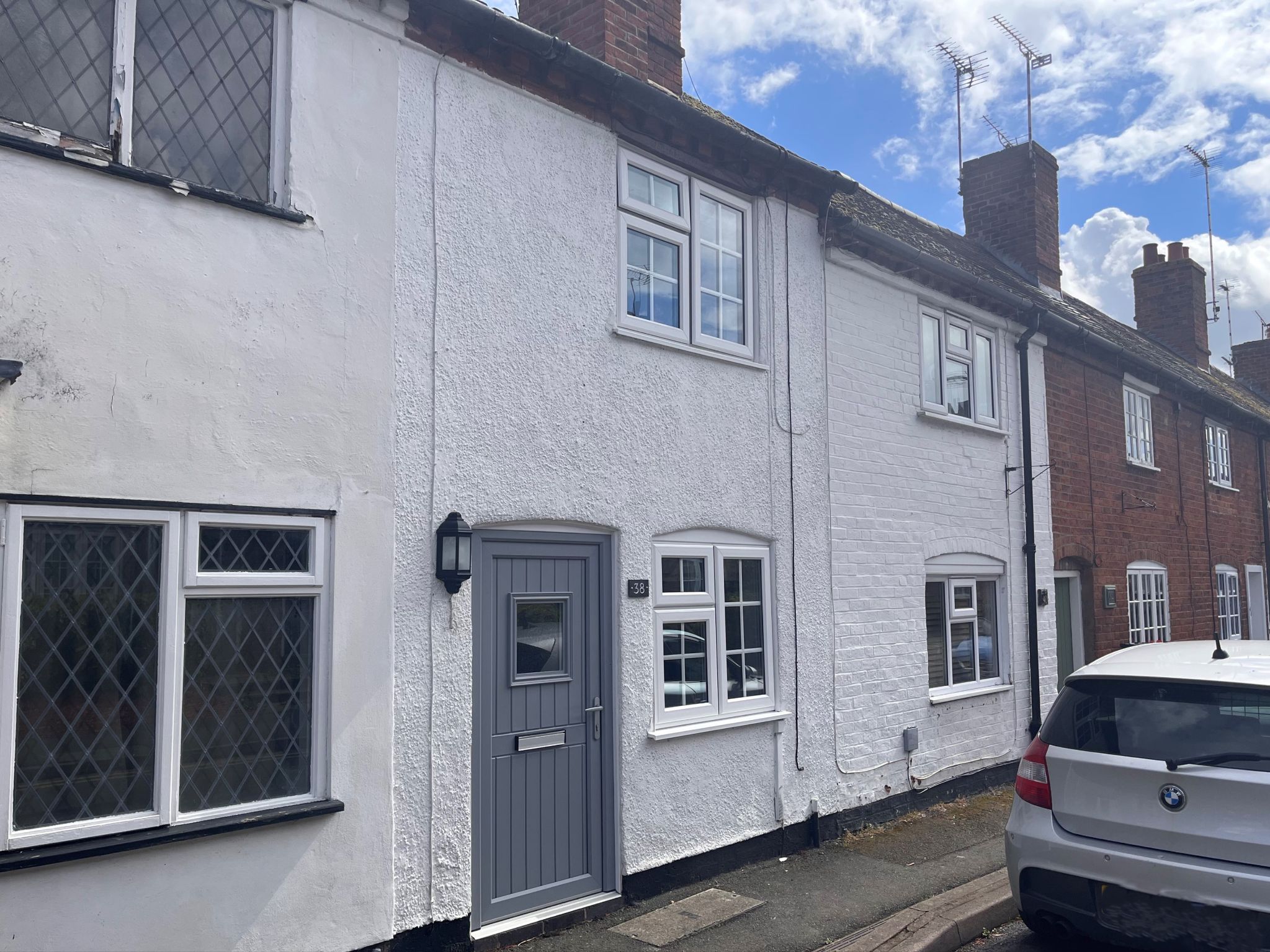 1 bedroom mid terraced house SSTC Alcester - Photograph 1