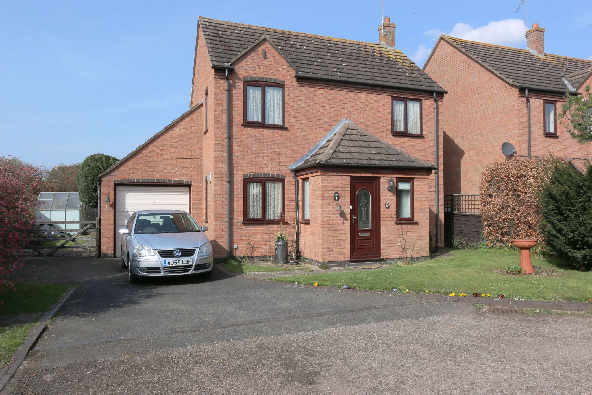 3 bedroom detached house SSTC in Bidford-on-avon, Alcester - Photograph 1