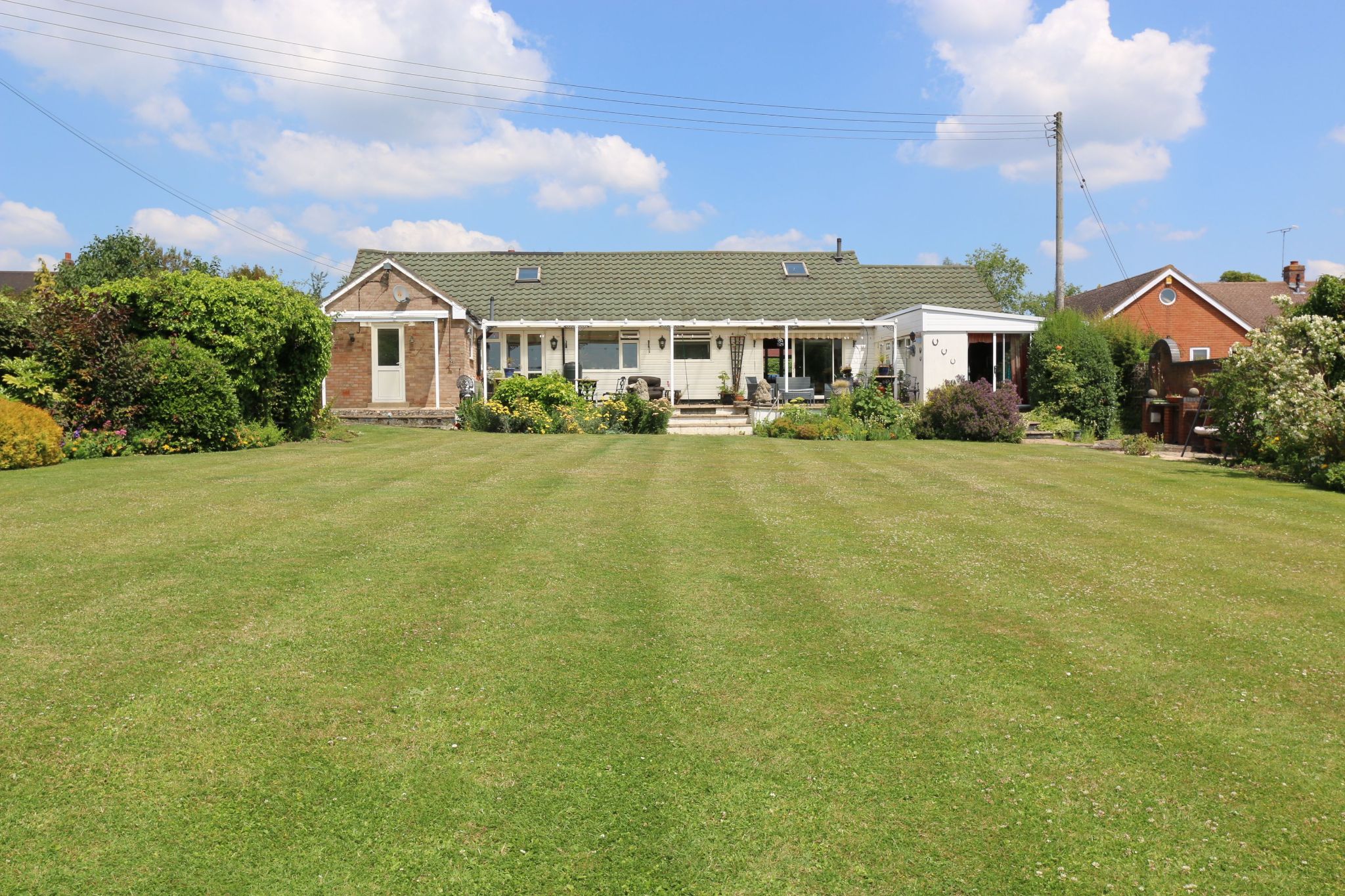 2 bedroom detached bungalow For Sale in Cleeve Prior, Evesham - Rear elevation