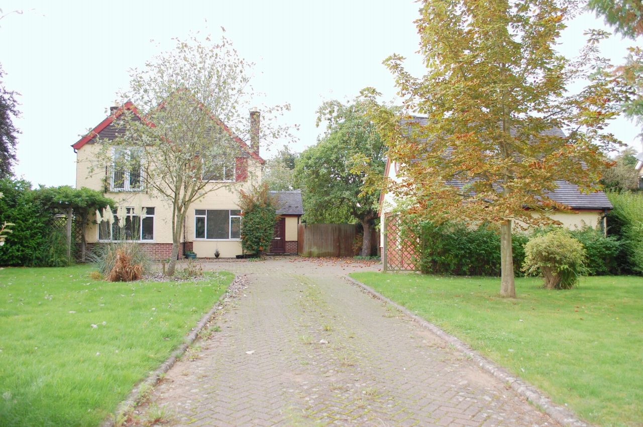 4 bedroom detached house SSTC Alcester - Photograph 2