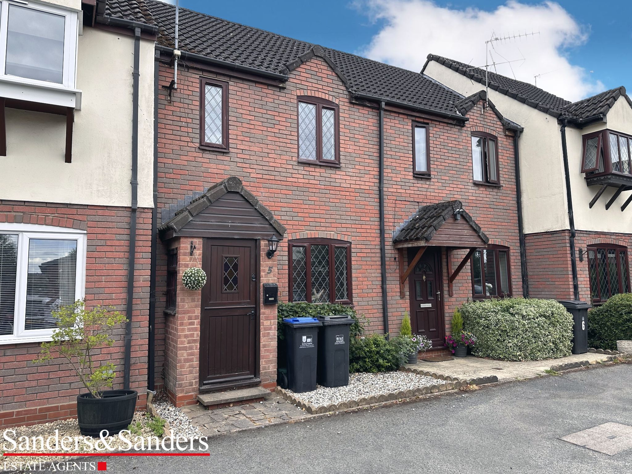 2 bedroom mid terraced house To Let Alcester - Photograph 1