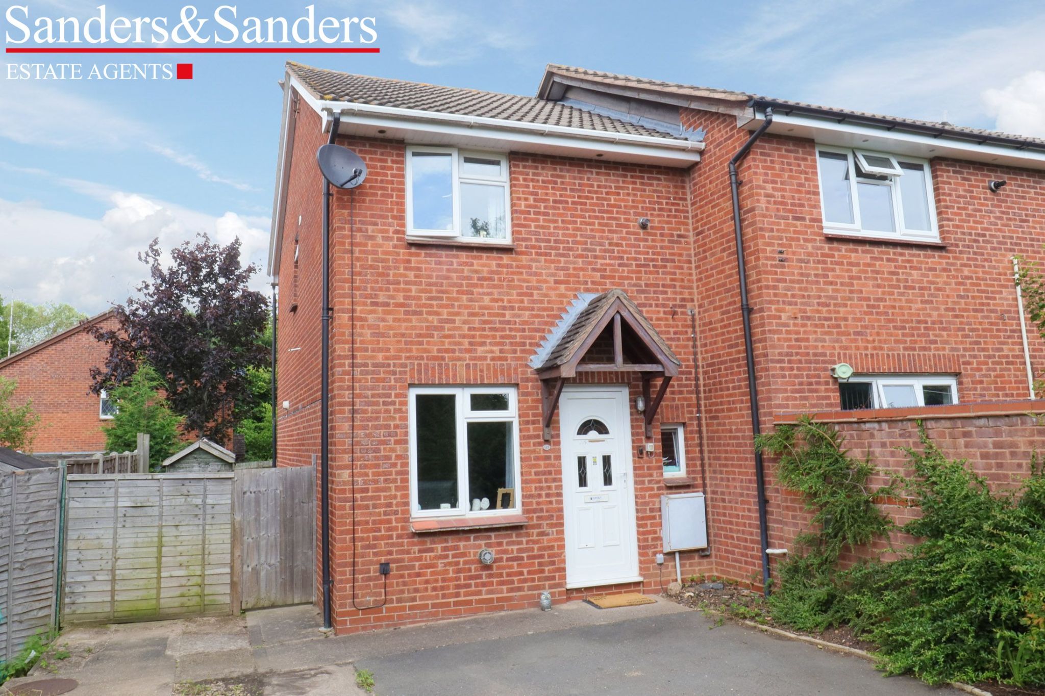2 bedroom end terraced house Sold Alcester - Photograph 1