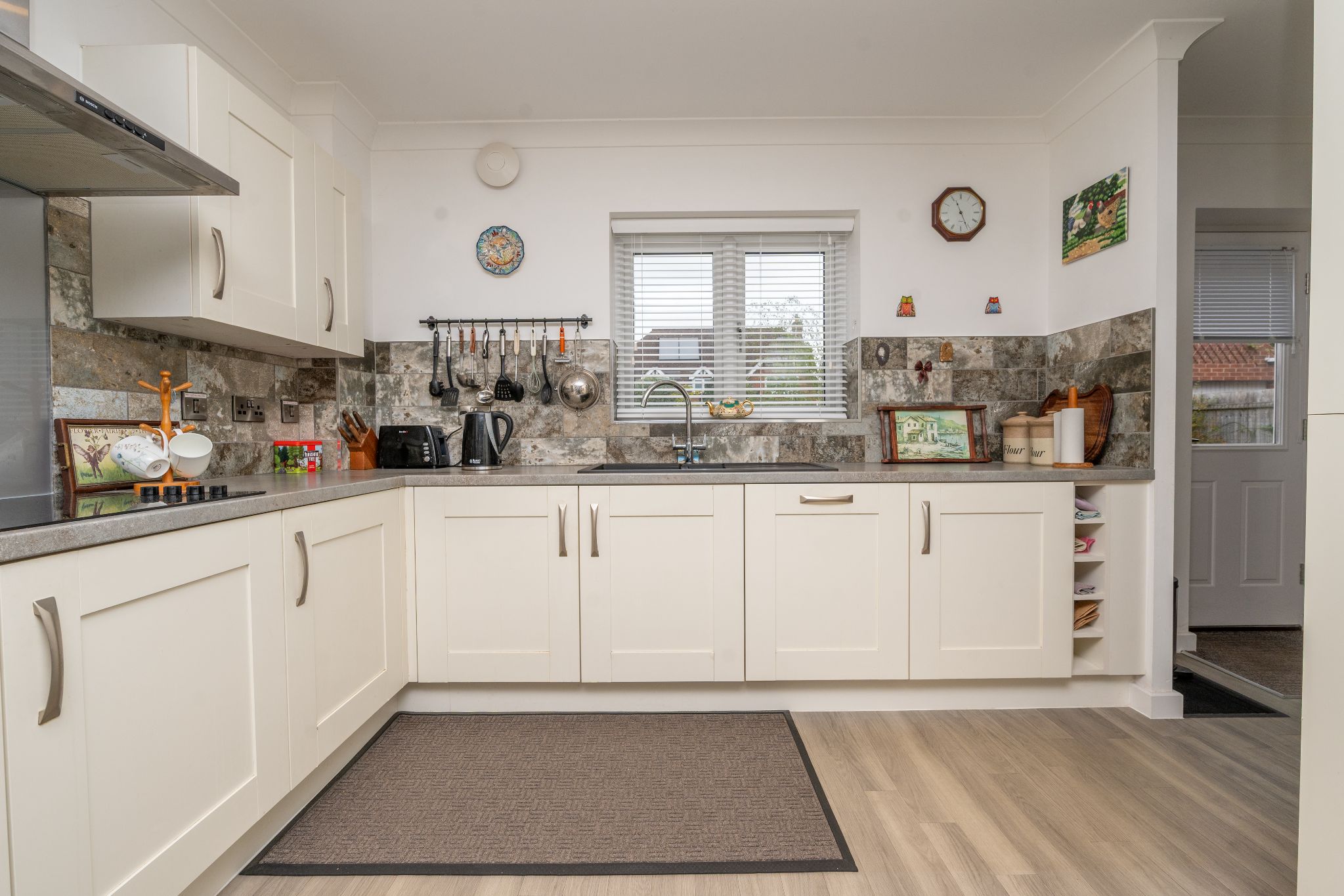 2 bedroom detached house For Sale Bidford Upon Avon - Photograph 2