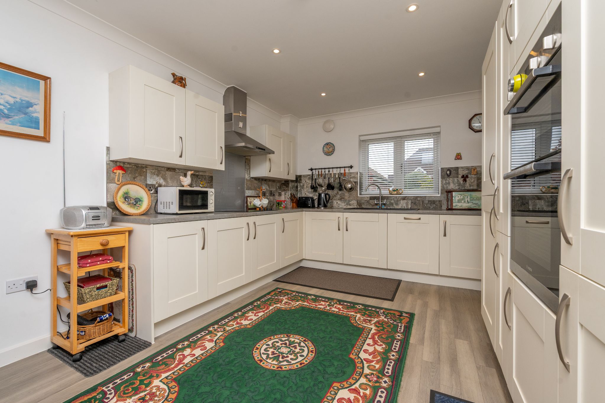 2 bedroom detached house For Sale Bidford Upon Avon - Photograph 3