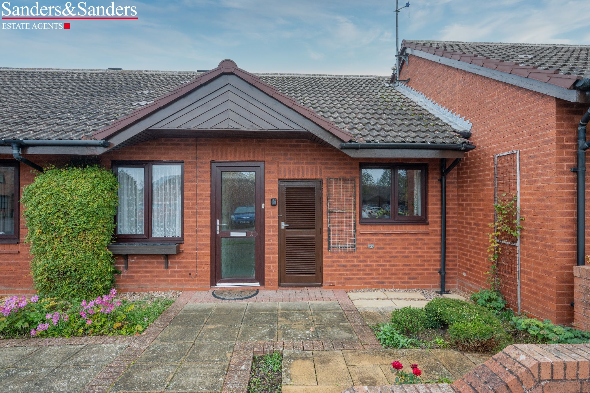 2 bedroom terraced bungalow For Sale in Bidford-on-avon, Alcester - Photograph 1