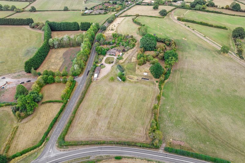 6 bedroom detached house For Sale in Holberrow Green, Redditch - Photograph 3