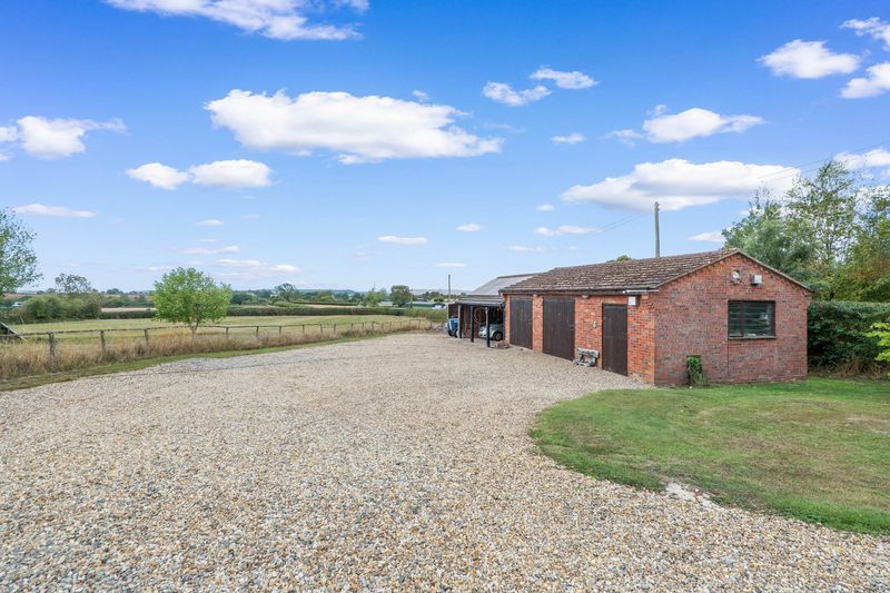 6 bedroom detached house For Sale in Holberrow Green, Redditch - Photograph 5