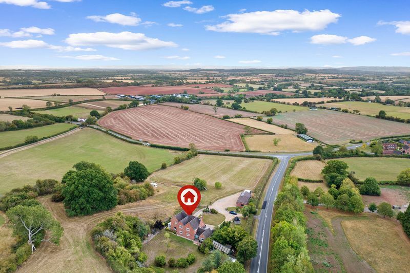6 bedroom detached house For Sale in Holberrow Green, Redditch - Photograph 7