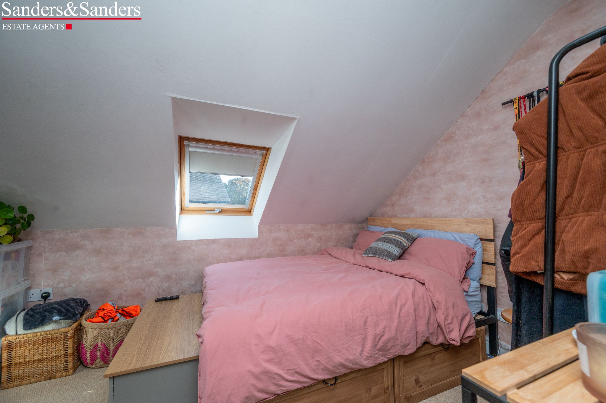 2 bedroom semi-detached house For Sale Alcester - Photograph 14