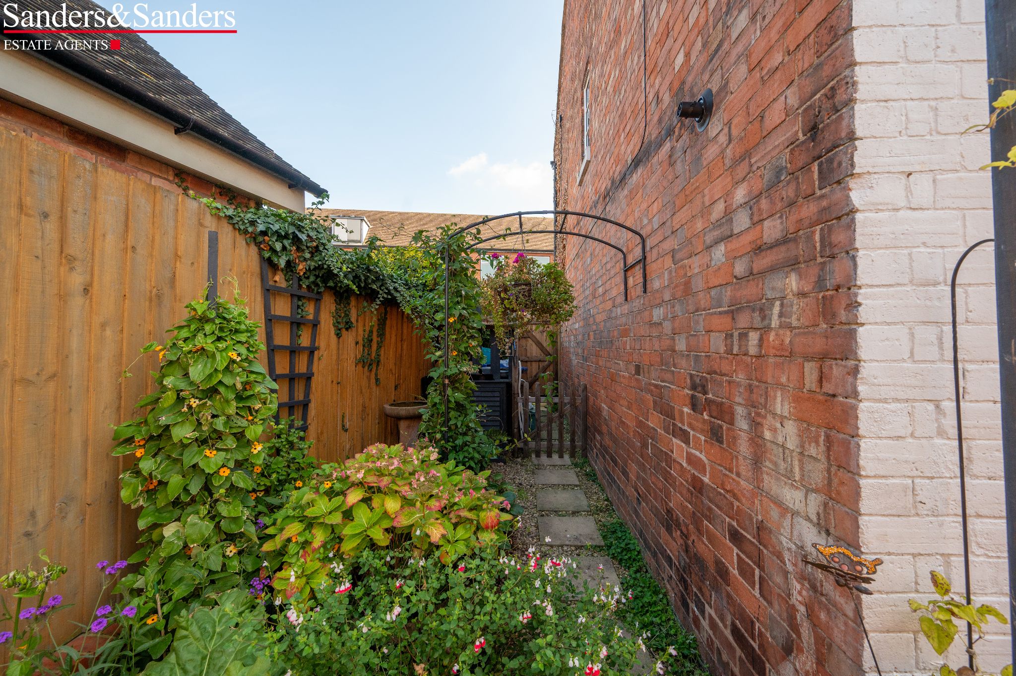 2 bedroom semi-detached house For Sale Alcester - Photograph 19