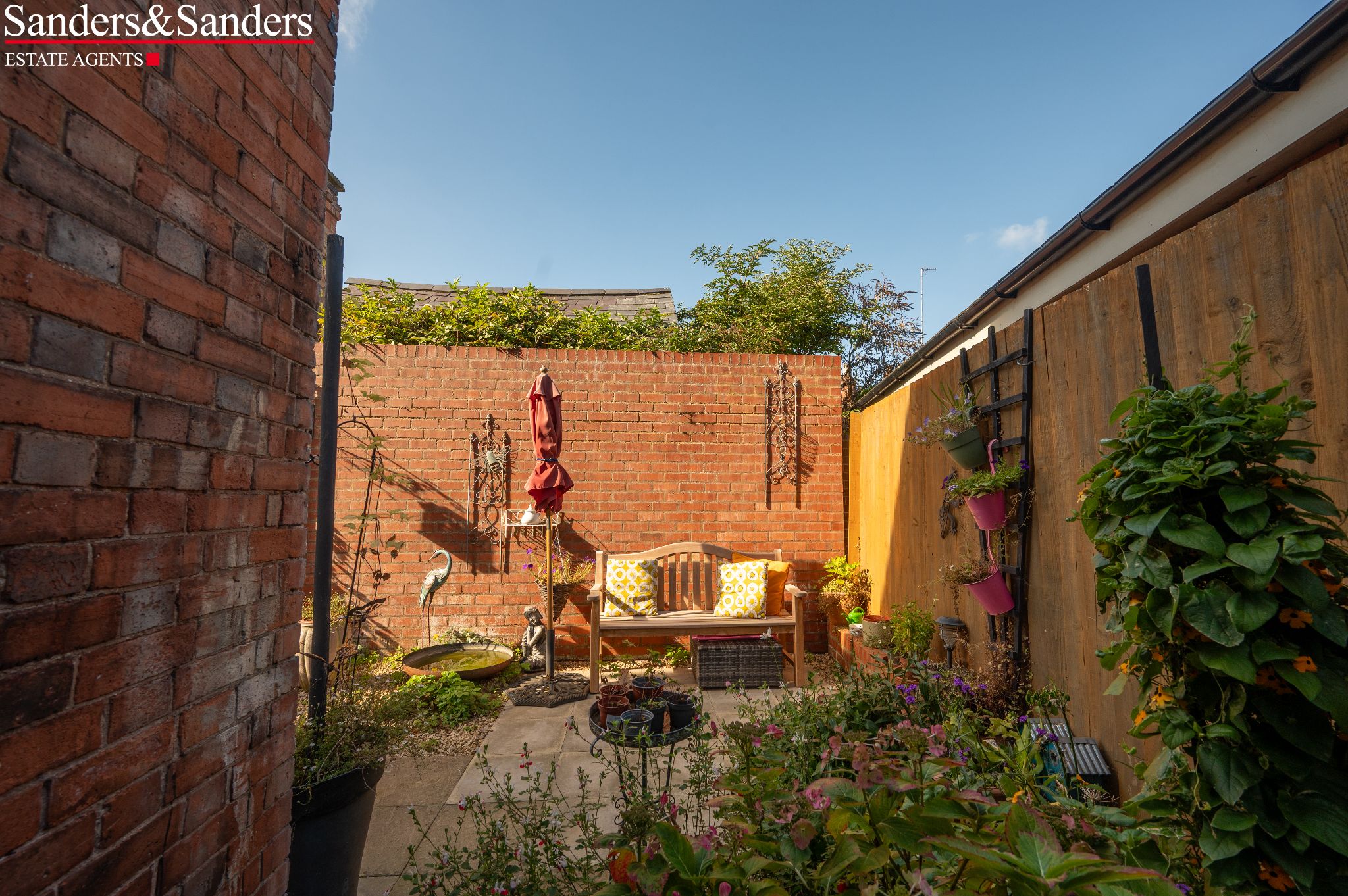 2 bedroom semi-detached house For Sale Alcester - Photograph 20