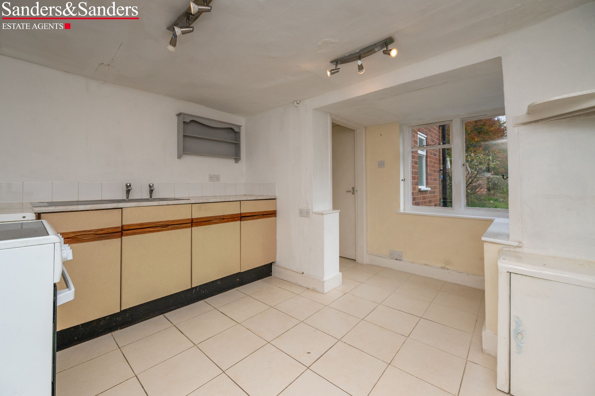 2 bedroom cottage house For Sale Alcester - Photograph 7