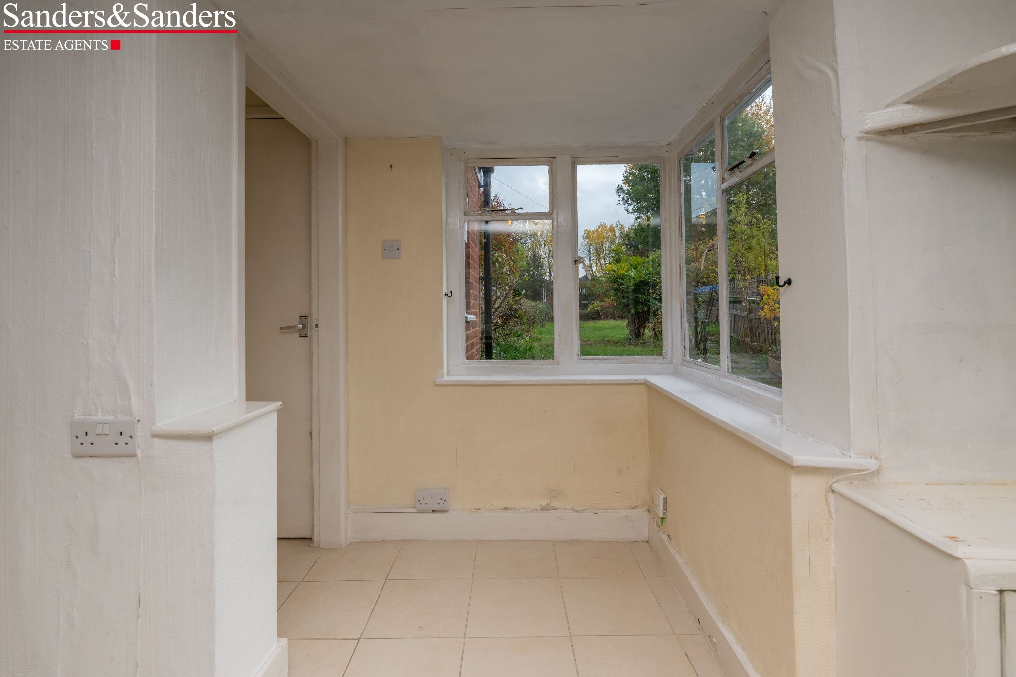2 bedroom cottage house For Sale Alcester - Photograph 9
