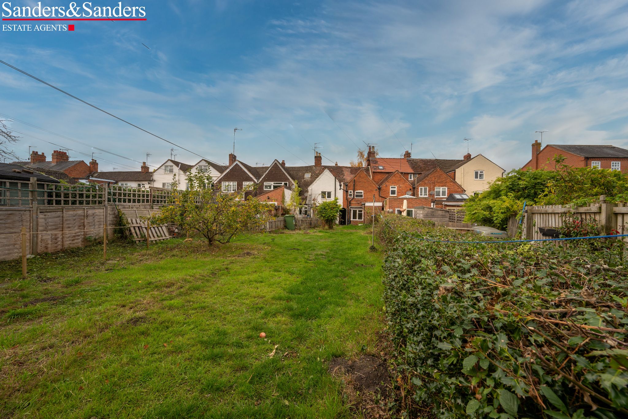 2 bedroom cottage house For Sale Alcester - Photograph 2