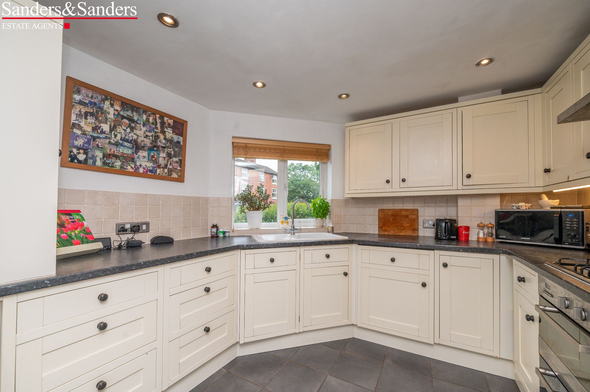 3 bedroom end terraced house For Sale Alcester - Photograph 6