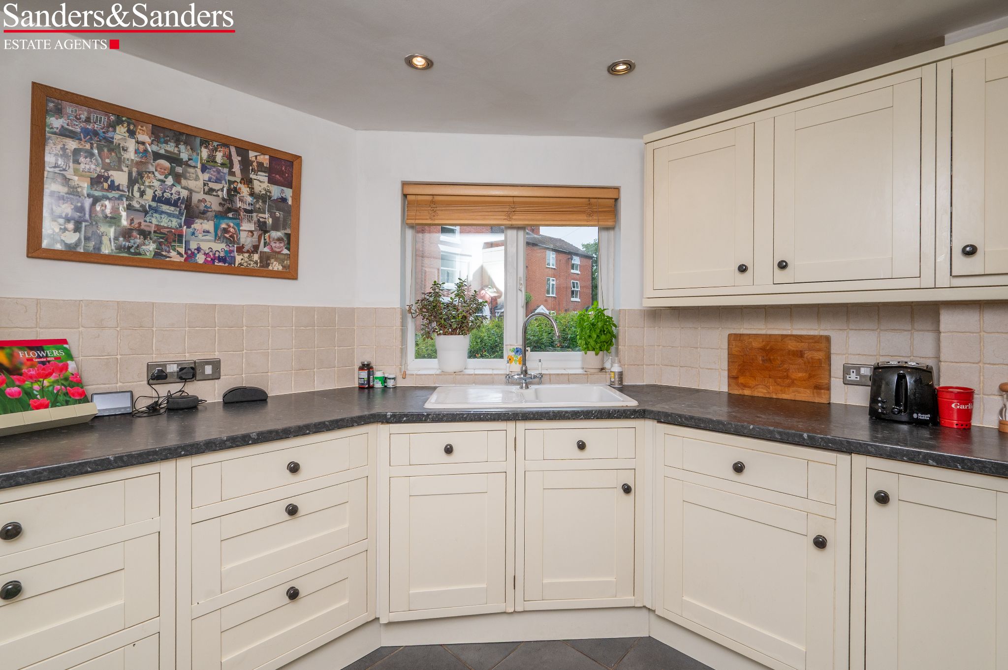 3 bedroom end terraced house For Sale Alcester - Photograph 8